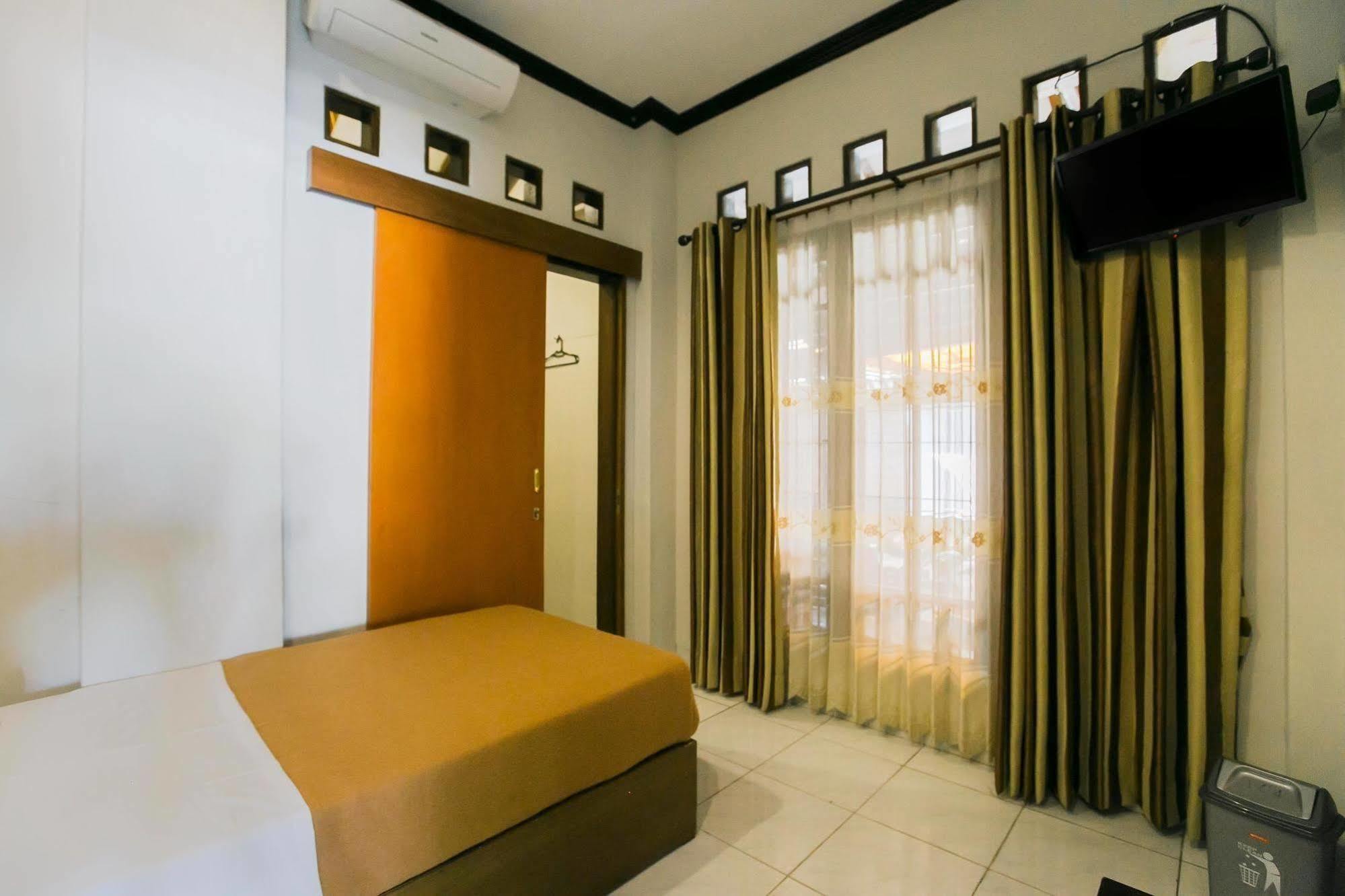 Santo Guest House Sorabaya Extérieur photo